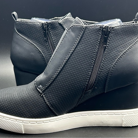 Athletic Black Sneakers EUC Size 8 1/2 - Picture 7 of 10